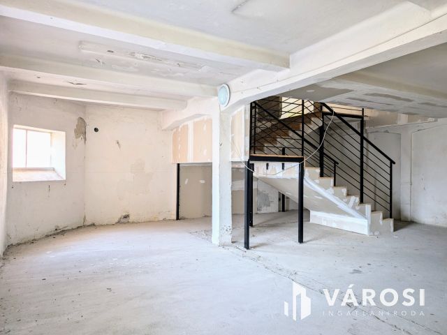 Békéscsaba szívében történelmi épület számtalan lehetőséggel