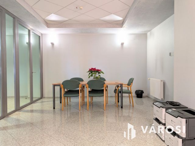 Békéscsaba szívében történelmi épület számtalan lehetőséggel