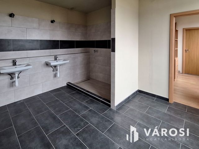 171 m2-es iroda, főút mellett, ipari területen eladó!