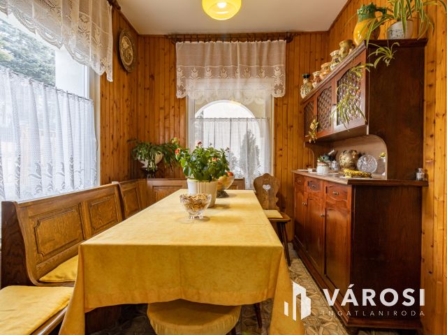 Pilisborosjenő és Budapest határán, panorámás családi ház