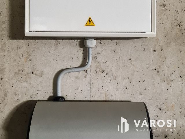 Elektromos autó részére teremgarázs hely eladó