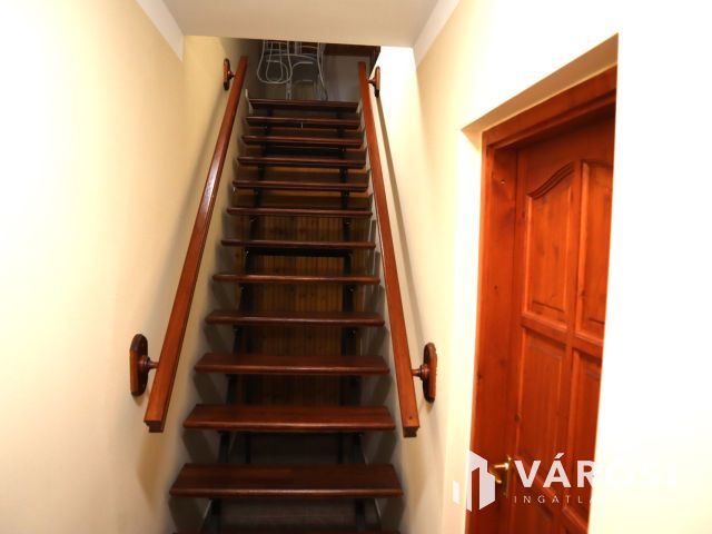 2 apartmanos családi ház eladó Sóstón