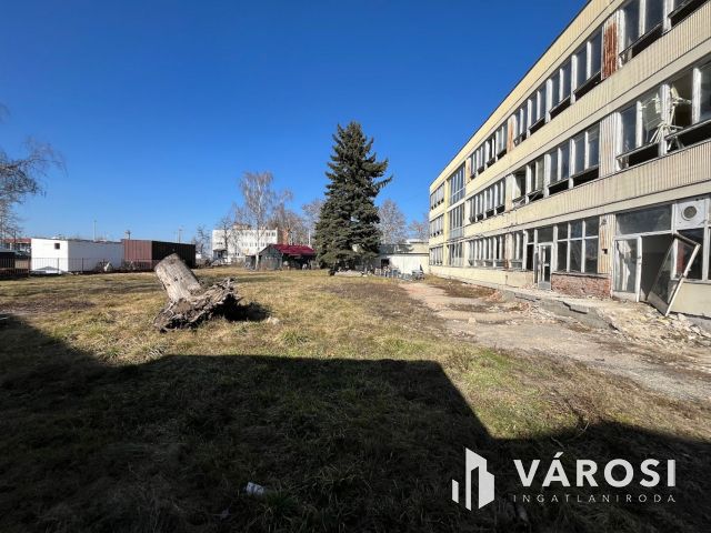 Debrecen kiemelt ipari részén, telephely, irodaház eladó!