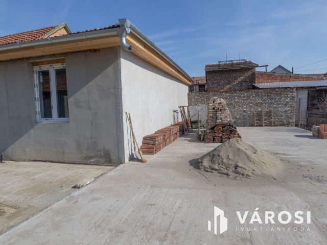 Két generációs 5 szobás családi ház Tápén