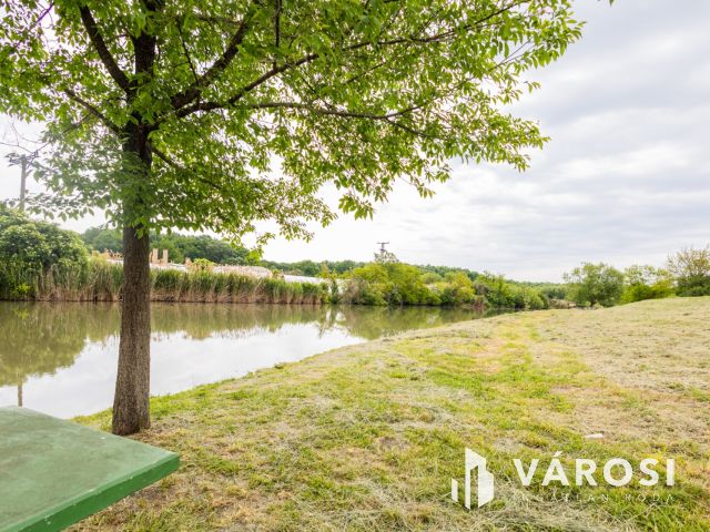 Olyan, mint egy folyóparti nyaraló, de mégis sokkal több..