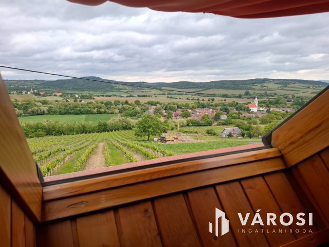 Saját rezsiköltségét megtermelő Balatoni panorámás nyaraló