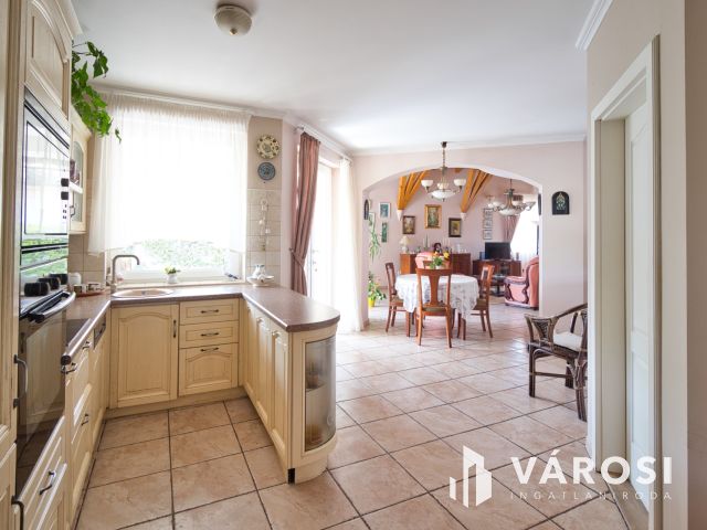 Újszerű családi ház, dupla garázzsal, gyönyörű udvarral