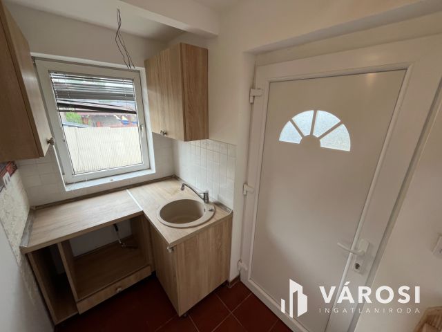 Debreceni csinos kis ház, aszfalt és busz közelében eladó!