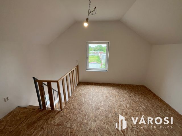 Debreceni csinos kis ház, aszfalt és busz közelében eladó!