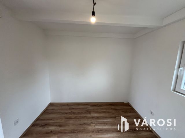 Debreceni csinos kis ház, aszfalt és busz közelében eladó!