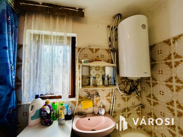 Nagy, felújított családi ház Egyházasgergén