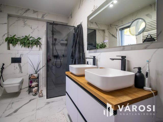 Luxus penthouse lakás Velencén