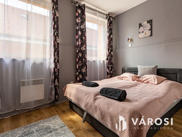 Pilisszentkereszten, három lakásos, családi ház eladó