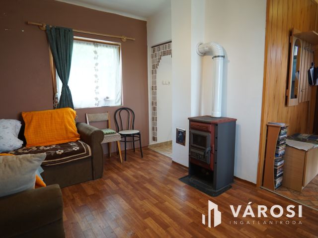 Lakható zárt kert, idilli környezetben