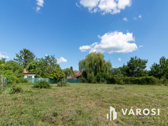 Saroktelek, fejlődő lakókörnyezetben Tinnyén eladó !