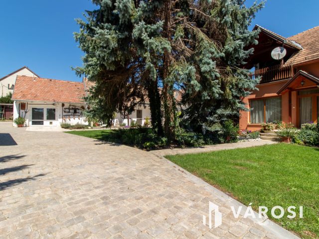 „Vállalkozása és családi háza egy helyen Bajnán.”