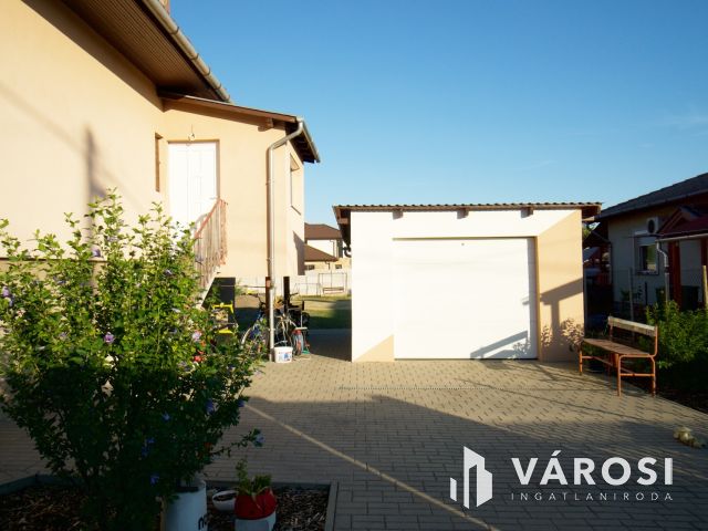 Nagy telkes, szuterénes családi ház eladó