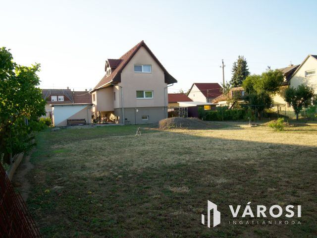 Nagy telkes, szuterénes családi ház eladó