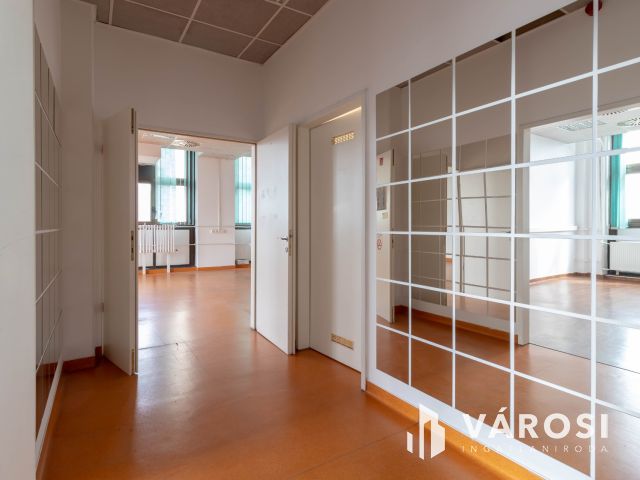 132 m2-es üzlet/bemutatóterem Csepel HÉV-állomástól 2 percre