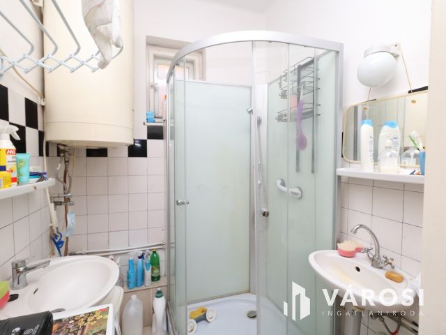 Kétgenerációs téglaház a Jókain.