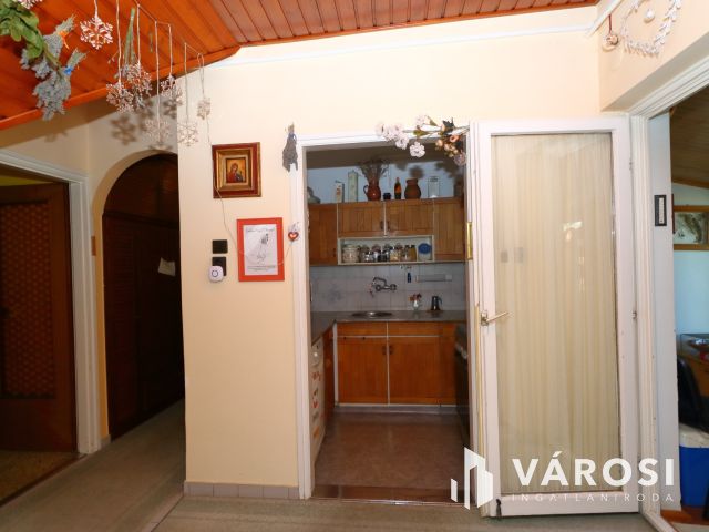 Kétgenerációs téglaház a Jókain.