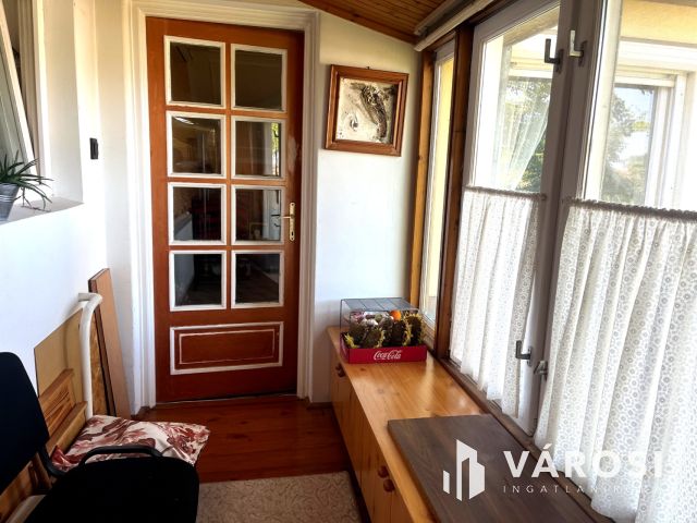 Kétgenerációs téglaház a Jókain.