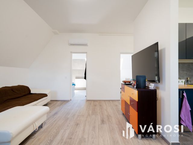 Eladó társasház Gödön: 4 üzlet + 3 lakás