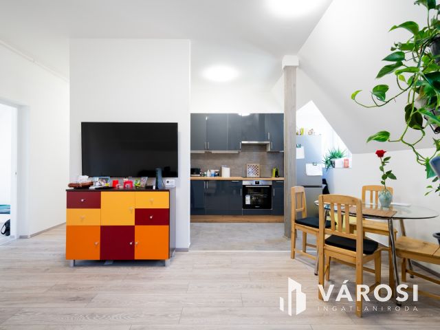 Eladó társasház Gödön: 4 üzlet + 3 lakás