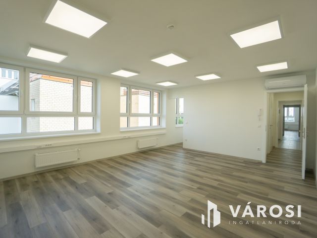 Felújított irodaházban, modern iroda kiadó