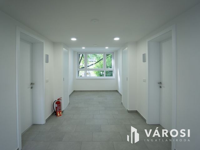 Felújított irodaházban, modern iroda kiadó