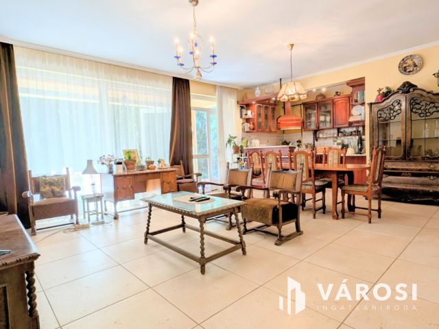 Nappali, 4 szoba, 2 fürdő,nyári lak, medence!