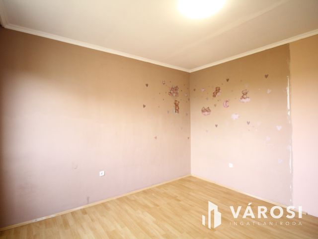 Orosházán a belvárosban 3 szobás panelt kínálok.