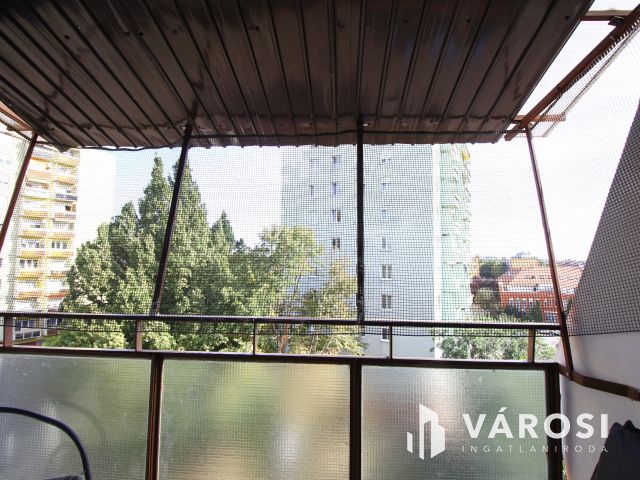 Orosházán a belvárosban 3 szobás panelt kínálok.