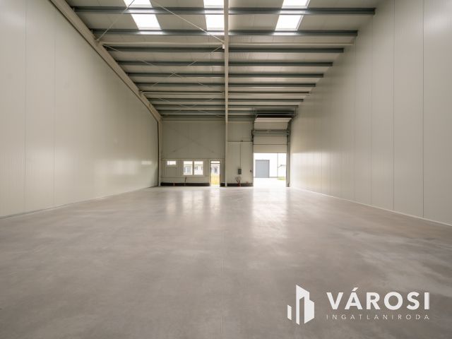 Eladó új, nagy belmagasságú raktár Vecsésen