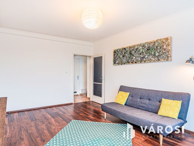 3 különnyíló szobás, panelprogramos lakás - felső szinten