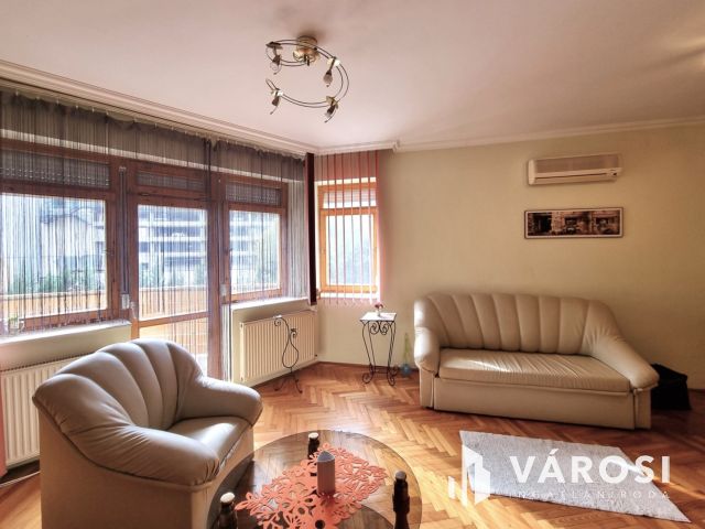 Erkélyes Liftes Nagy Nappalis 2.emeleti Belvárosi Lakás