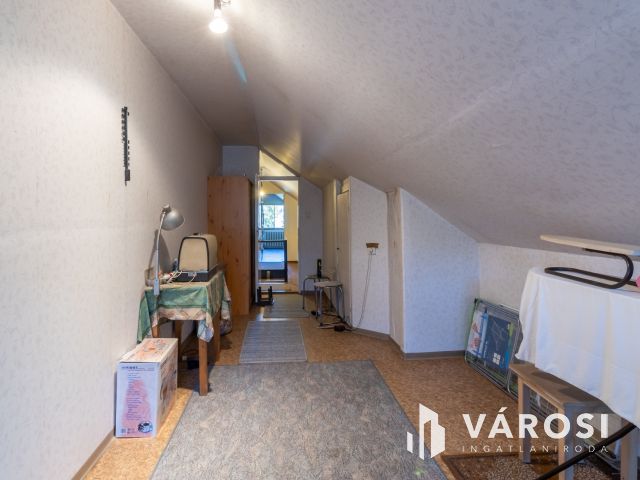 Ikerházfél, takaros kerttel Óbudán