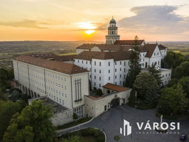Pannonhalmi Főapátság közelében családi ház nagy telekkel!