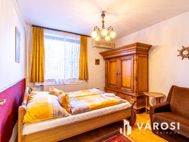 Kétlakásos ikerház 100 méterre a Balatontól