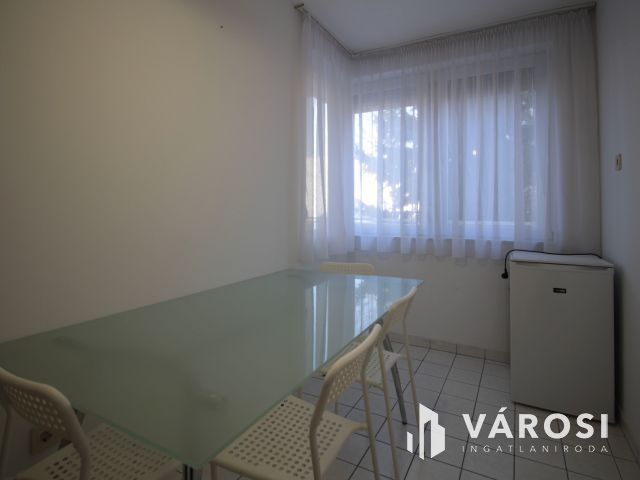 Belvárosi, első emeleti, 39 m2 tégla lakás kiadó!