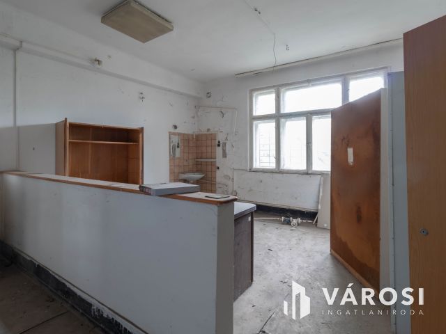 3018 m2-es raktár eladó a XXI. ker-ben, Csepel ipari részén