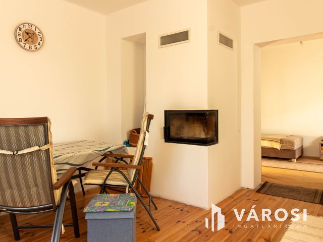 Verandás parasztház modern köntösben, osztható telekkel