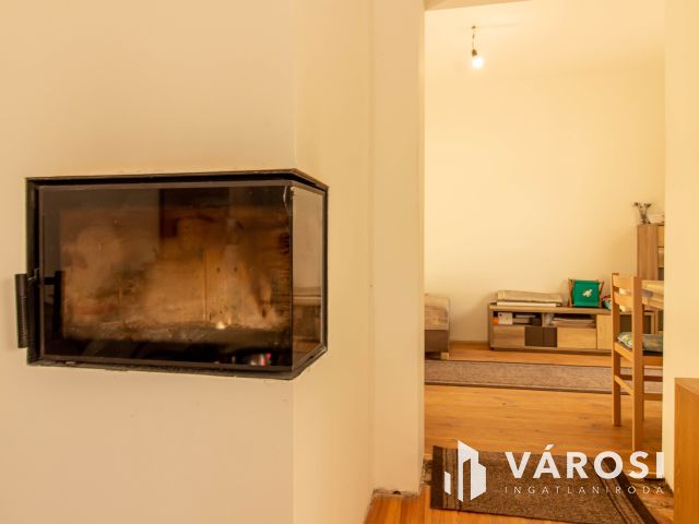 Verandás parasztház modern köntösben, osztható telekkel