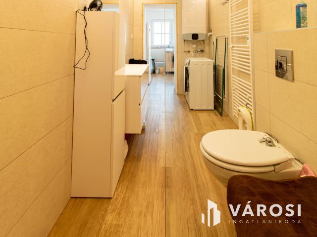 Verandás parasztház modern köntösben, osztható telekkel