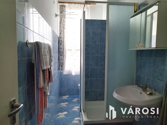 Otthonos, kétszobás lakás eladó!