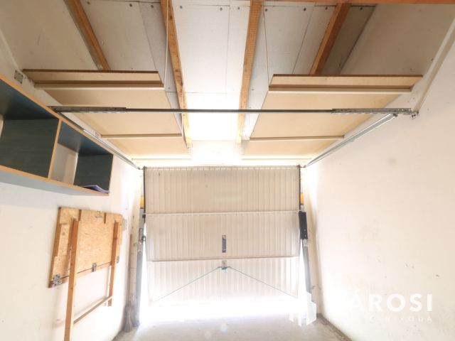 Belsőudvari garázs eladó a Nádas utcában .