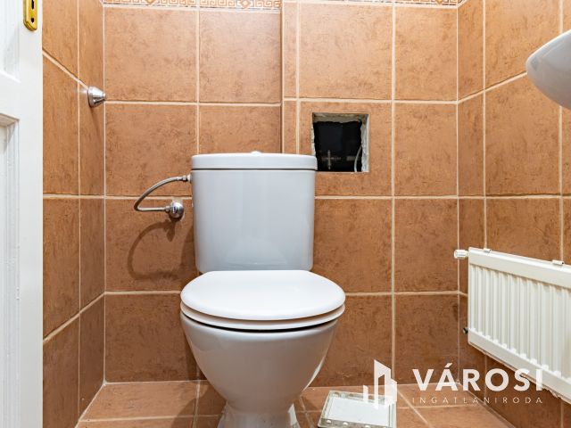 Budaörsön, sorházas beépítésű utcában, lakás eladó