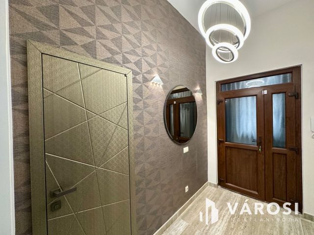 Zeneakadémiával szemben luxuslakás eladó!