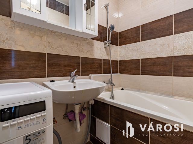 Nagy Lajos király útján, földszinti panellakás eladó