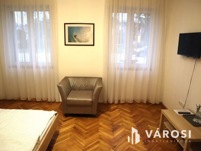 10 lakóegységes üdülőház Siófok Ezüstpartján eladó